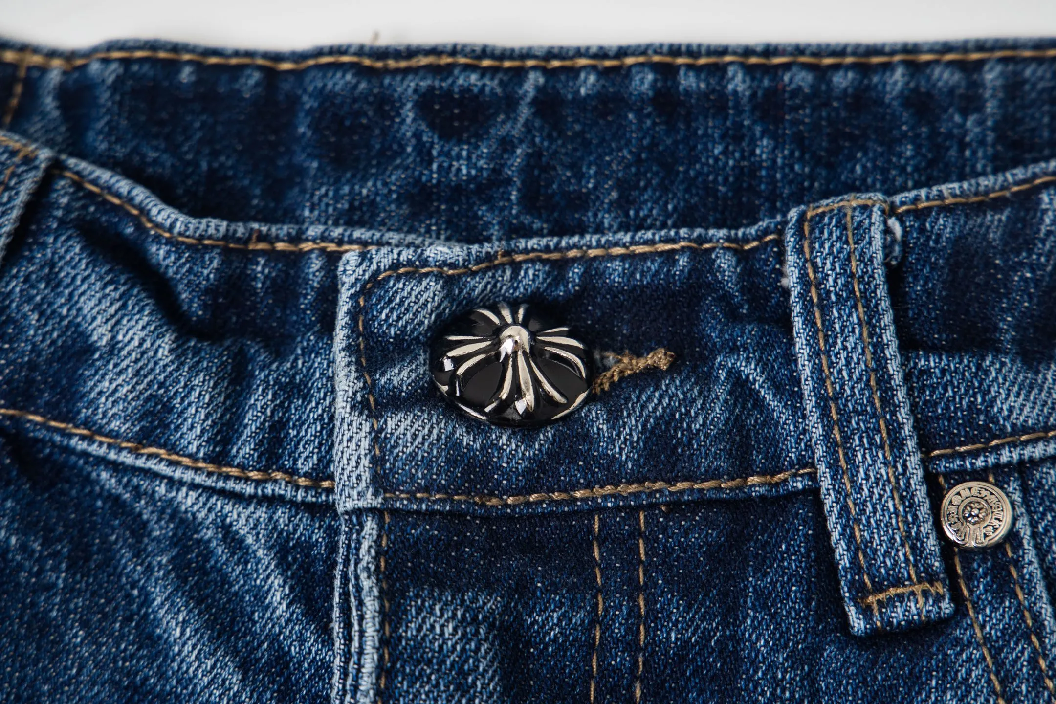 P260 Chrome Hearts Miami-limited blue pants, blue leather cross couple jeans, hot trend this season, sought after by countless celebrities and fashionistas. The neat details of the cutting process add color to the playful fashion! The neat and meticulous design, and the well-fitting structure is unique. The upper body not only has outstanding recognition, but also looks younger and younger. A style with the ultimate wearing meaning and performance, gorgeous color matching, and the craftsmanship of this style is also extremely extraordinary. After the finished product is washed, it is disassembled and hand-made with sheepskin cross leather and then spliced ​​together to complete. The whole piece has too many craftsmanship to describe. It is decorated with patchwork cross flowers and high-waisted washed jeans! ! Absolutely high-end luxury product, a god-level single product, a super popular product, made by top heavy industry, a magic weapon that cannot be missed to hit the streets. Style number: 1832 Size: 28 30 32 34 36 Color: blue